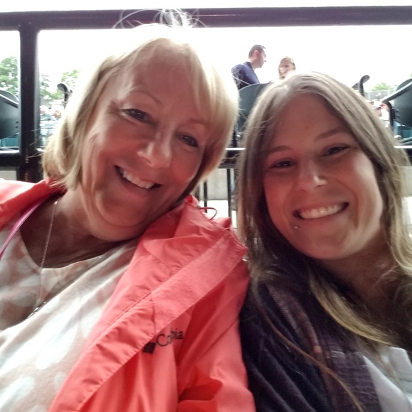 Meet Your Fellow Posher, GINA - Picture 3 of 7